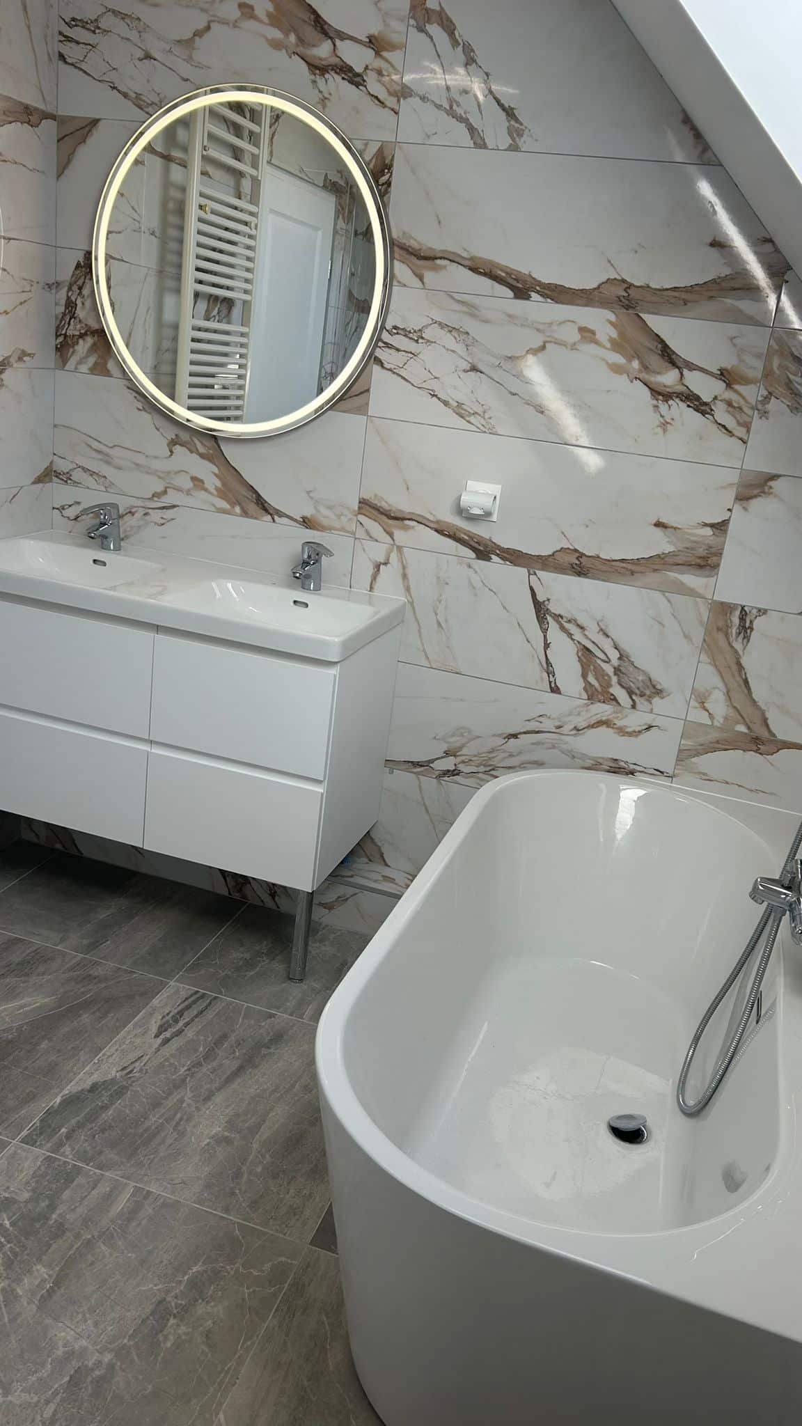 Salle de bains rénovée par Home Decoration dans l'agglomération rouennaise, vue d'ensemble