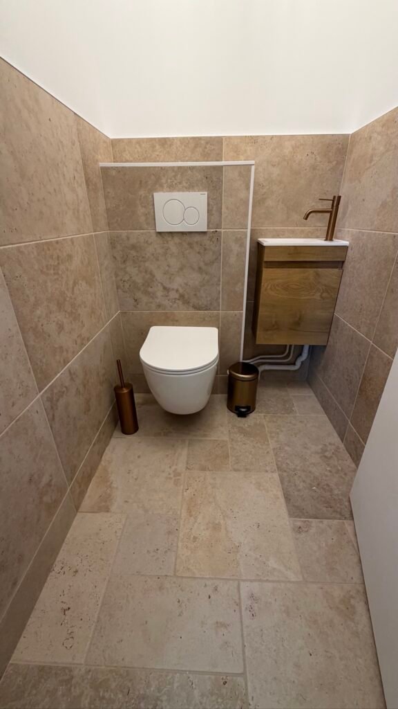 Installation de WC suspendu et carrelage à SOTTEVILLE-LES-ROUEN