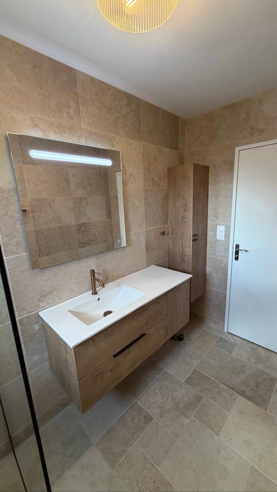 Pose du revêtement de sol par l'équipe de Home Decoration
