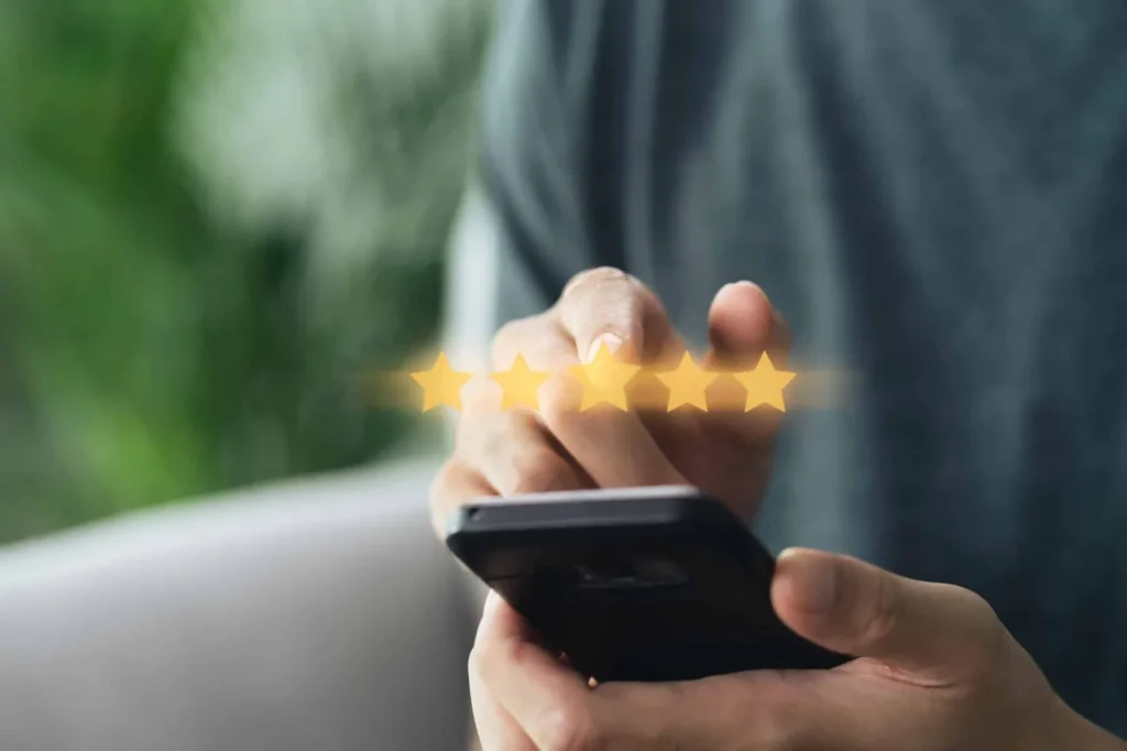 Avis client cinq étoiles laissé depuis un smartphone