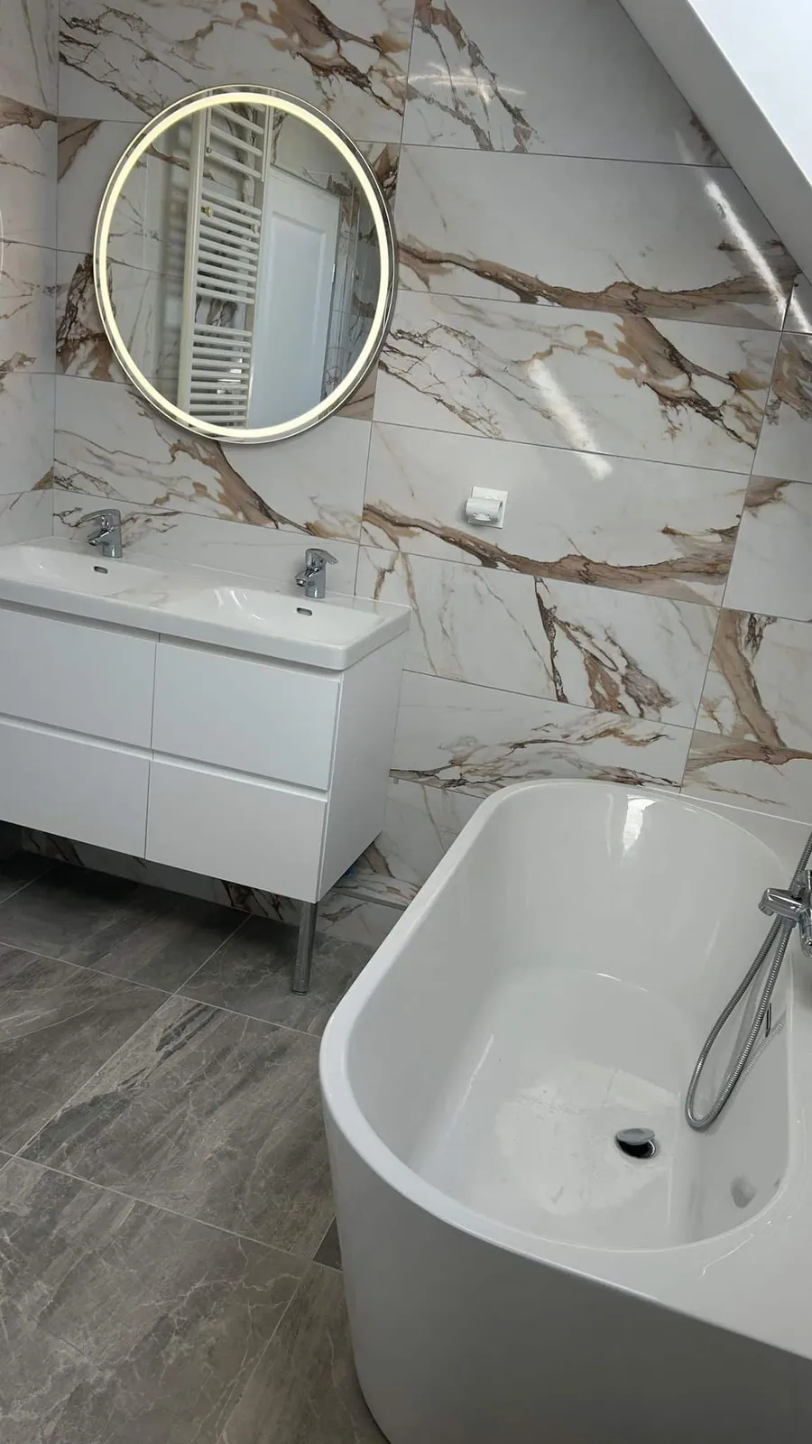 Salle de bains rénovée par Home Decoration dans l'agglomération rouennaise, vue d'ensemble