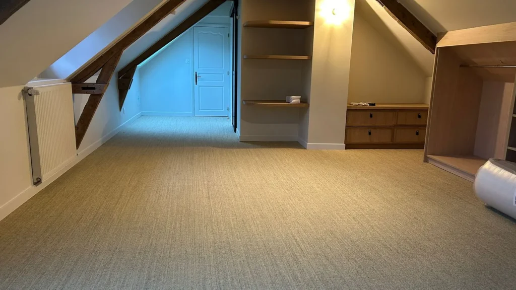 Combles aménagés avec moquette neuve et rangements sous pente