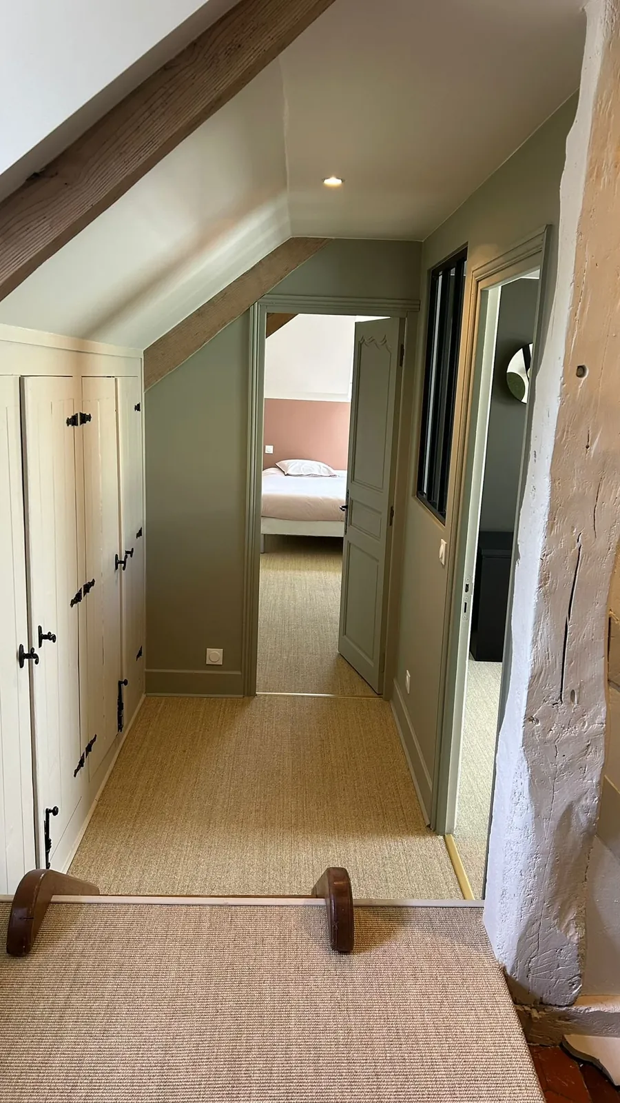 Couloir sous combles avec sol en fibres naturelles et placards