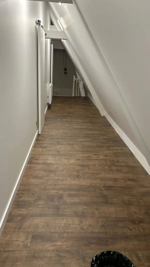 Long couloir avec sol vinyle imitation bois