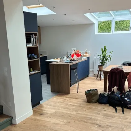 Cuisine rénovée avec îlot et parquet chêne