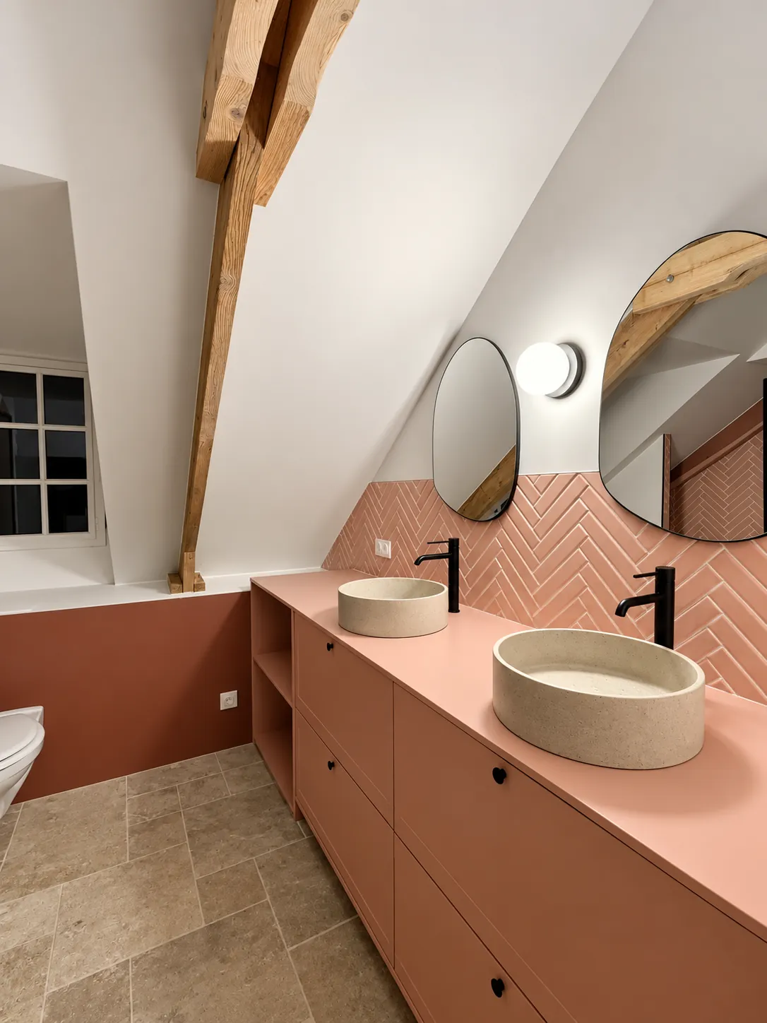 Salle de bains rénovée par Home Decoration à Rouen, faïence murale et plan de vasque