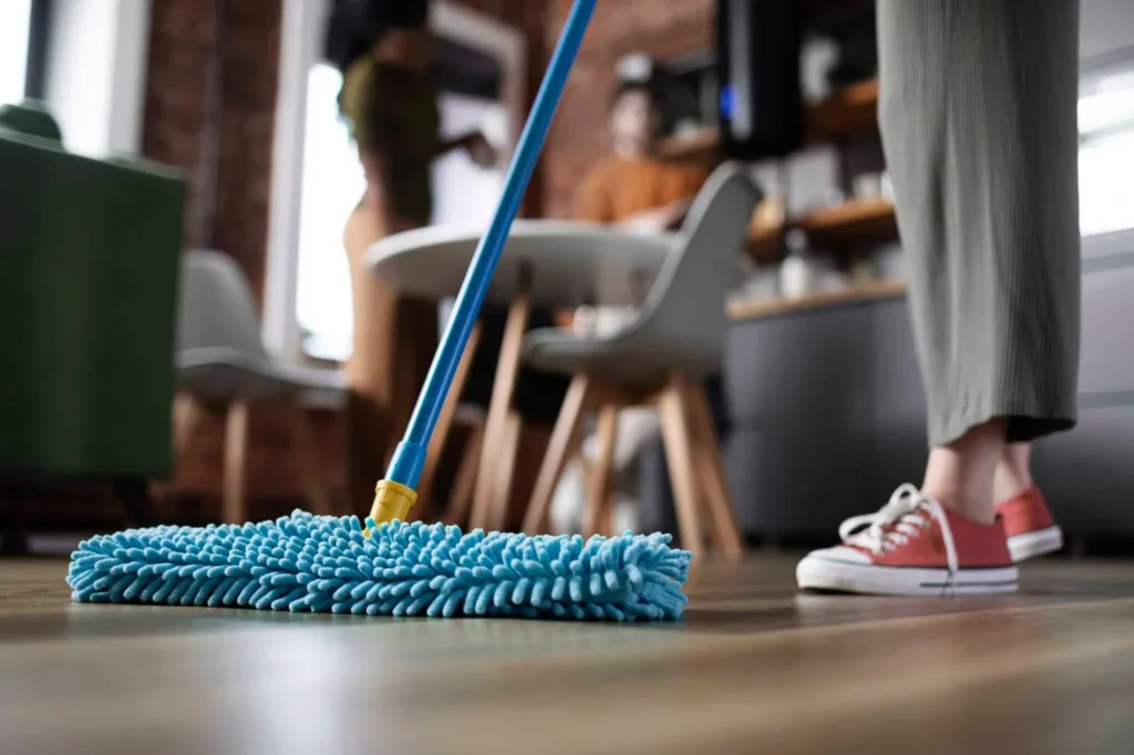 Entretien d'un sol avec un balai microfibre