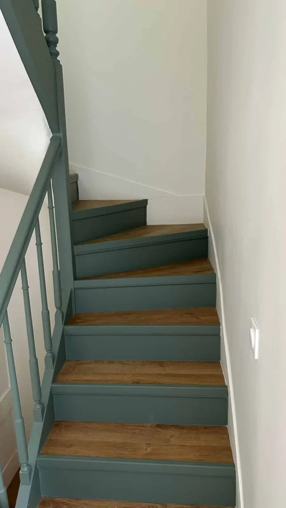 Escalier repeint en vert de gris avec marches en bois