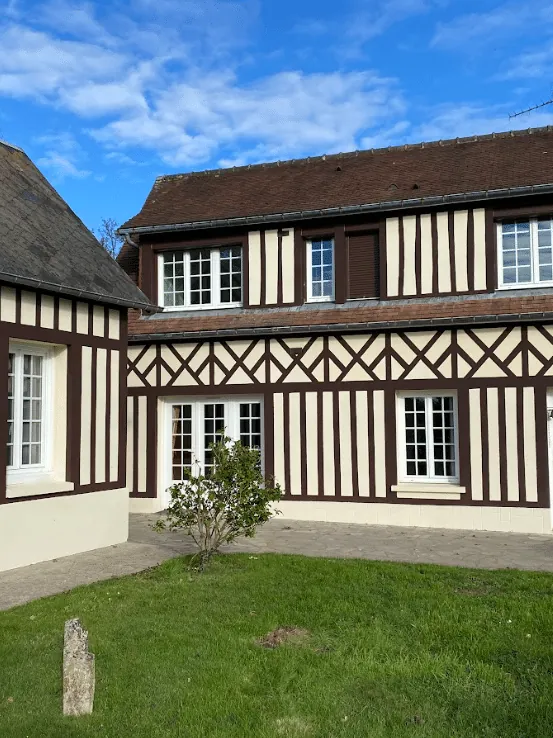 Maison normande à colombages vue depuis le jardin