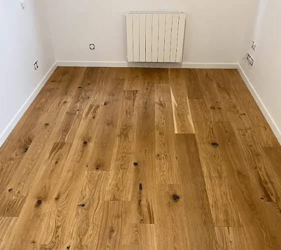 Parquet en chêne massif posé dans une chambre