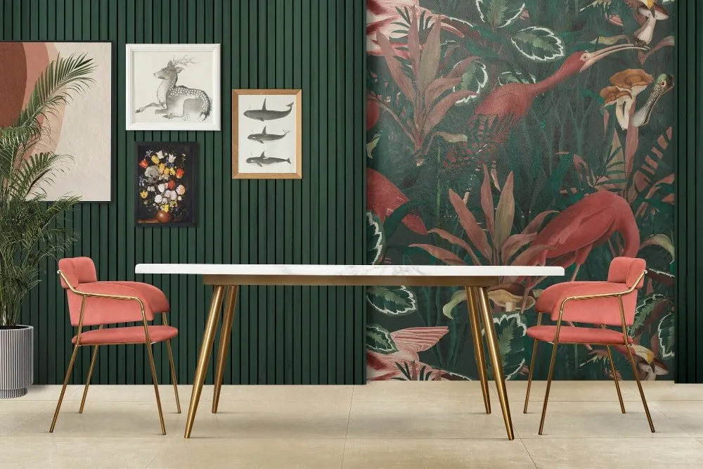 Salle à manger avec papier peint tropical et mur à lames vert