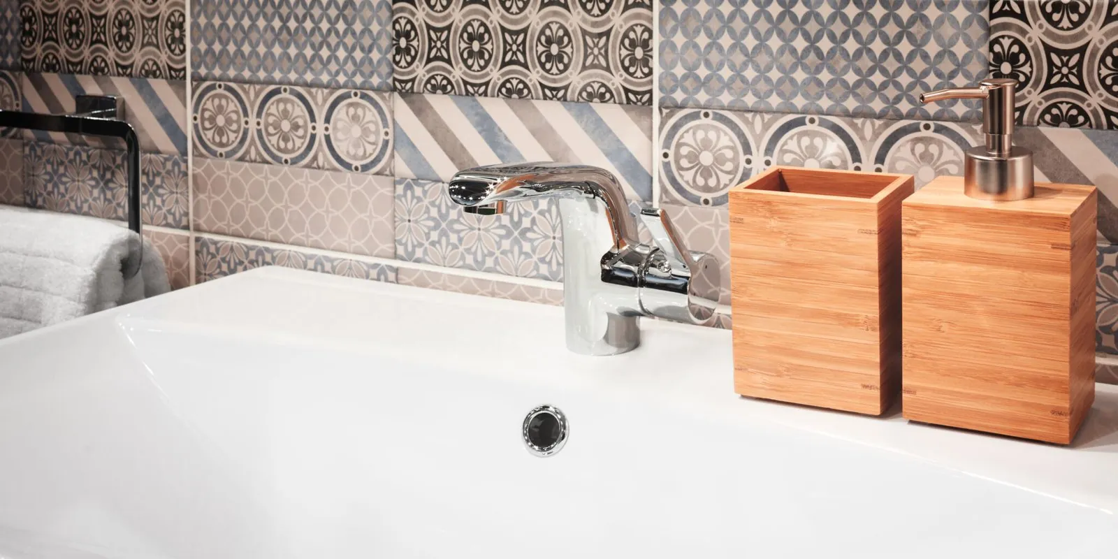 Robinetterie et plan de vasque dans une salle de bains rénovée